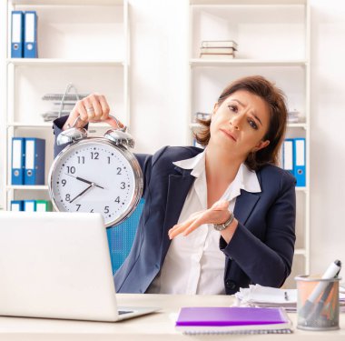 Ofiste oturan orta yaşlı bayan çalışan.