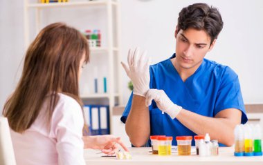 Hasta idrar testi için doktoru ziyaret ediyor.