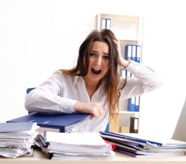 Genç bayan çalışan aşırı işten memnun değil.