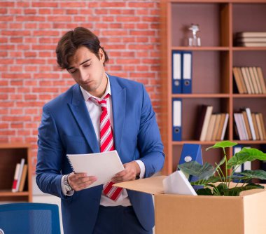 İşinden kovulan genç adam.