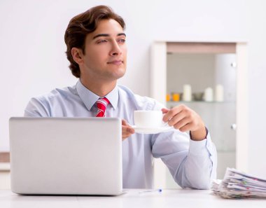 Ofiste çalışan genç ve çekici iş adamı.