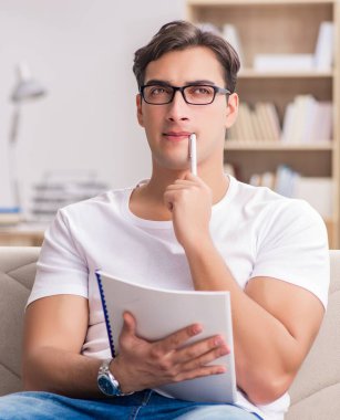 Kanepede oturan adam.