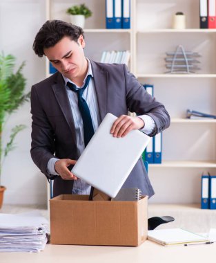 Genç erkek çalışan işinden kovuldu.