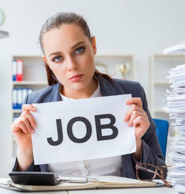 İş kadını iş yükü ile başa çıkamıyor ve istifa ediyor.