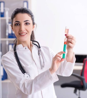 Enfüzyon konseptinde genç bayan doktor.