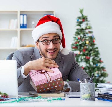 Genç işadamı Noel 'i ofiste kutluyor.