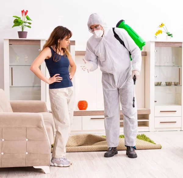Young Professional Contractor Doing Pest Control Flat — Stock Photo, Image
