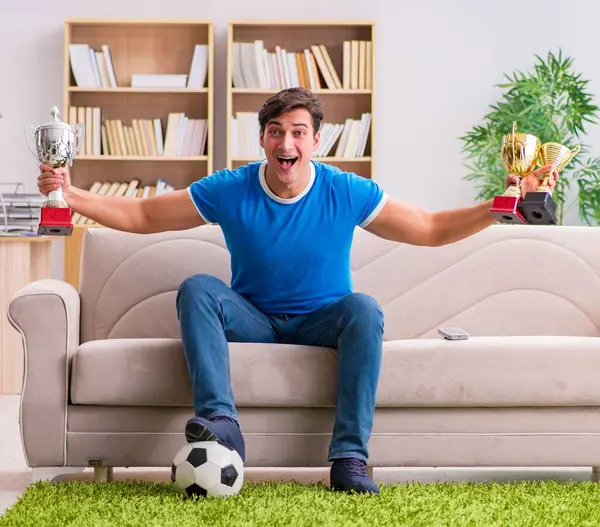 Hombre Viendo Fútbol Casa Sentado Sofá — Foto de Stock