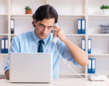 İş adamı bir sürü kağıtla yeni fikirleri reddediyor.