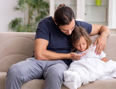 Baba hasta kızına bakıyor.