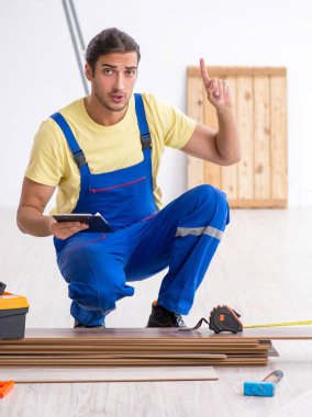 İçeride çalışan genç erkek müteahhit.