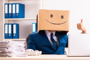 Kafası yerine kutusu olan mutlu adam.