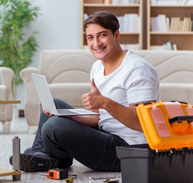 Evde mobilya montajı yapan adam.