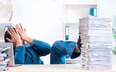 Genç erkek çalışan aşırı işten memnun değil.