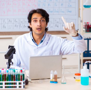 Laboratuvarda çalışan genç kimyager.