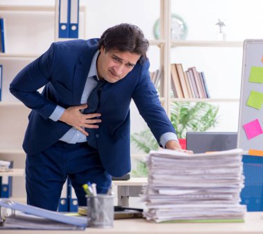 Genç erkek çalışan aşırı işten memnun değil.