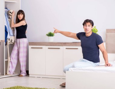 Dolaptaki ya da dolaptaki iskelet kavramı