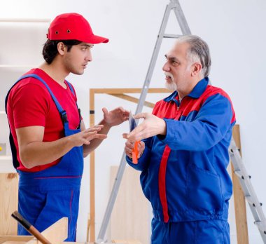 İki profesyonel müteahhitler evde döşeme döşeme