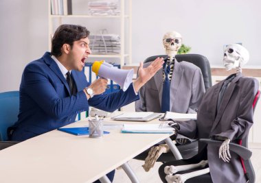 Patron ve iskeletlerle yapılan komik iş görüşmesi.