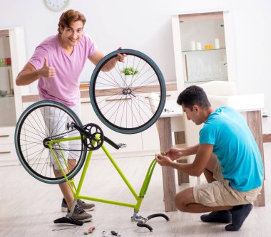 Kırık bisikletini tamir eden adam.