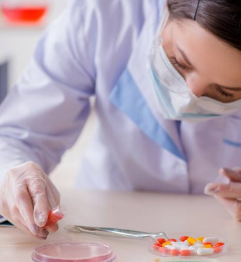 Uyuşturucu sentezi konseptinde laboratuvar asistanı.