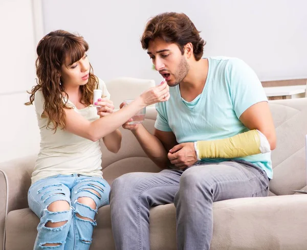 Young Family Helping Each Other Injury — Stock Photo, Image