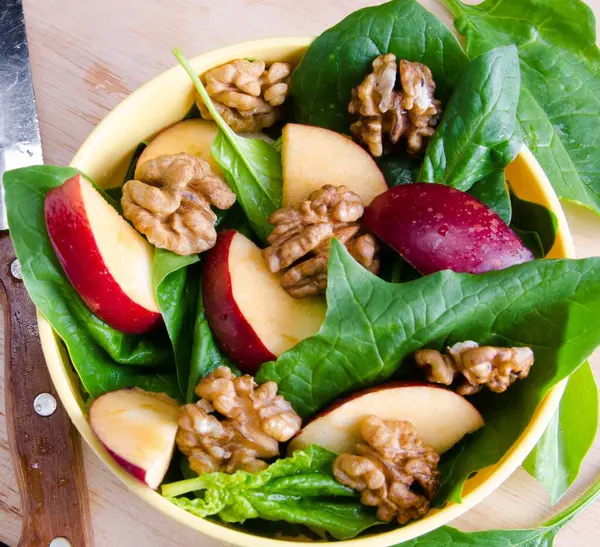 Ensalada Espinacas Con Nueces Manzanas Servidas Sobre Mesa —  Fotos de Stock