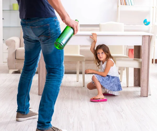 Dronken Vader Huiselijk Kindermisbruik Geweld Concept — Stockfoto