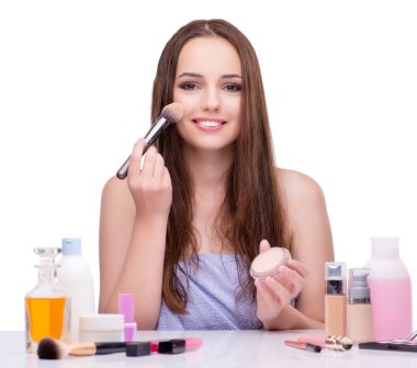 Güzellik makyajlı genç kadın beyaz tenli.