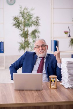 Zaman yönetimi konseptinde eski bir çalışan