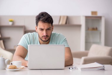 Salgın sırasında evden çalışan genç bir serbest çalışan.