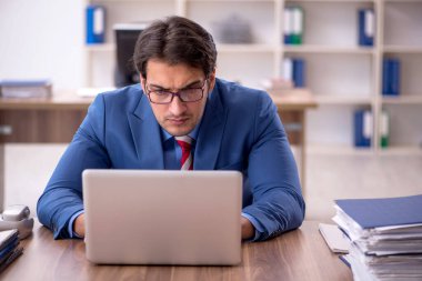 İş yerinde çalışan genç bir işadamı