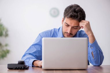 Ofiste çalışan genç bir çalışan.