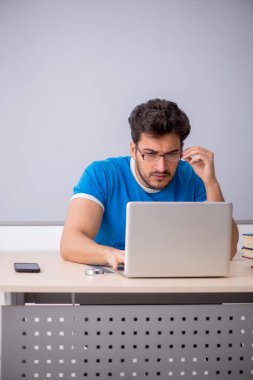 Telekulasyon konseptinde genç öğrenci