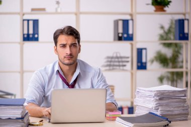 Genç işadamı aşırı işten memnun değil.