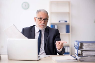 Ofiste çalışan eski bir çalışan.