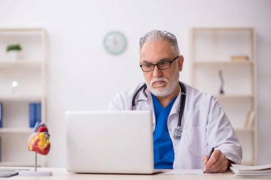 Teletıp konseptinde genç doktor