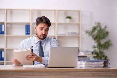 İş yerinde çalışan genç bir çalışan.