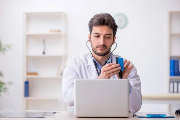 Young Doctor Holding Credit Card — Stock Photo, Image