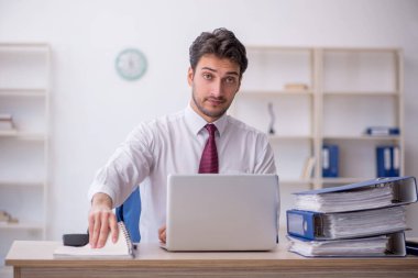 Ofiste çalışan genç bir çalışan.
