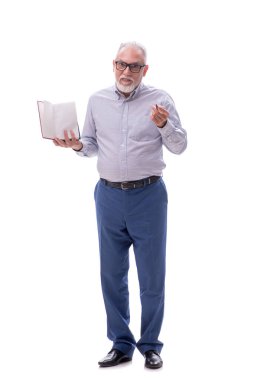 Yaşlı erkek patron beyaz kitaplarla izole edilmiş kitapları tutuyor.