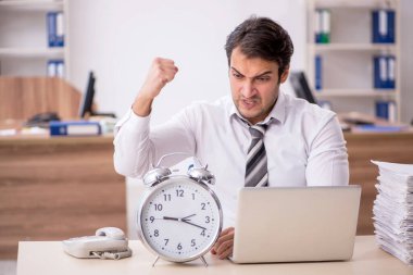 Zaman yönetimi konseptinde genç işadamı