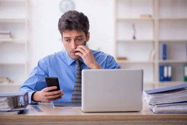 Ofiste çalışan genç bir çalışan.