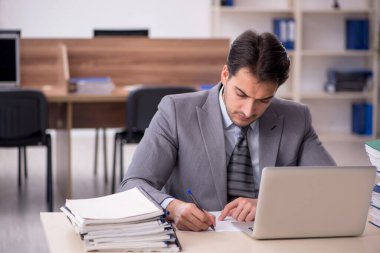 Genç işadamı işyerinde aşırı çalışmaktan memnun değil.