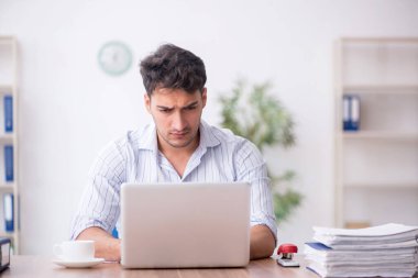 İş yerinde çalışan genç bir çalışan.