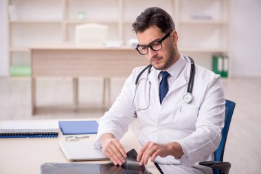 Hastanede çalışan genç doktor radyoloji uzmanı.