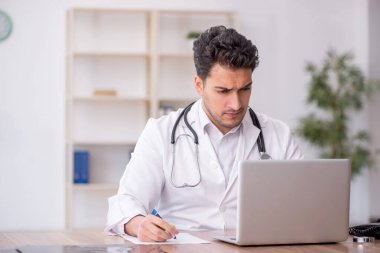 Teletıp konseptinde genç doktor