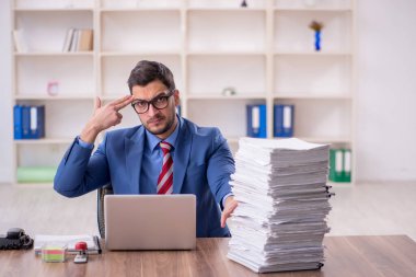 İş yerinde çalışan genç bir işadamı