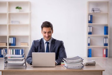 Ofiste çalışan genç işadamı.