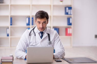 Teletıp konseptinde genç doktor